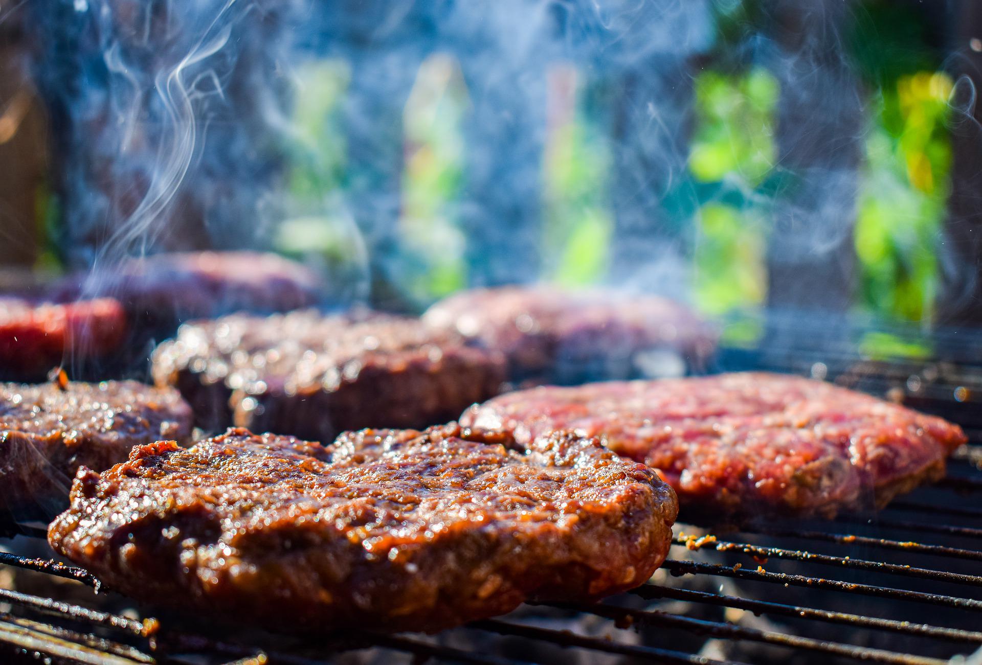 Fotografia de hamburguer grelhando na chapa, de autoria do Pixabay