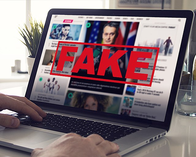 imagem mostra computador com texto "fake" na tela